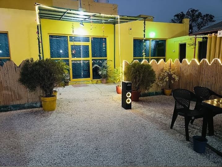 Hotel Yellow Town
